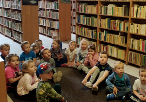 Pani bibliotekarka opowiada dzieciom o pracy w bibliotece